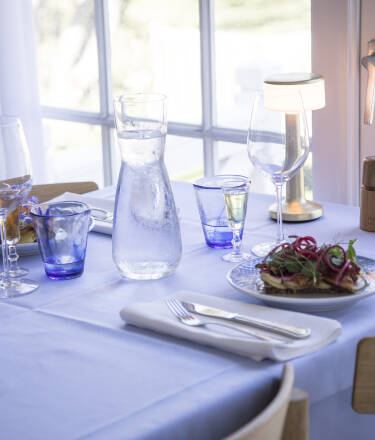 Restauranten er kjent for sin nyskapende tilnærming til det danske kjøkken, der sesongbaserte, lokale råvarer brukes til å lage minneverdige måltider.