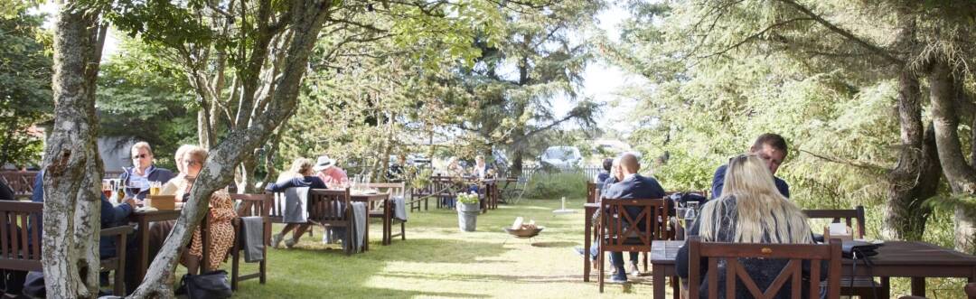 Ein ruhiger Garten umgibt das Hotel und bietet einen friedlichen Rückzugsort mit einladenden Sitzbereichen.