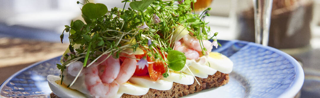 Den omfattende pakken inkluderer en rekke kulinariske herligheter, som gourmetmiddager, lunsj, snacks, cocktailer og hjemmelagde kaker.