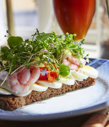 Den omfattende pakken inkluderer en rekke kulinariske herligheter, som gourmetmiddager, lunsj, snacks, cocktailer og hjemmelagde kaker.