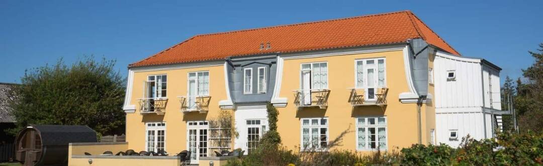 Hotellet andas nostalgi som ett klassiskt danskt badhotell och erbjuder en blandning av historia, traditioner och en varm välkomnande atmosfär.