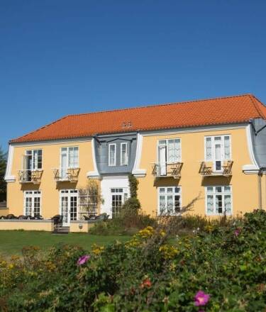 Das Hotel strahlt die Nostalgie eines klassischen skandinavischen Strandhotels aus und bietet eine Mischung aus Geschichte, Traditionen und einer warmen, einladenden Atmosphäre.
