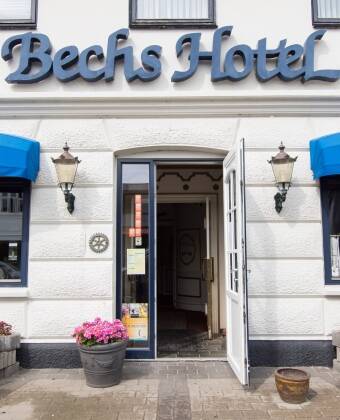 Bechs Hotel ligger centralt i den vestjyske by Tarm og tilbyder et godt udgangspunkt for både natur- og kulturelle oplevelser.