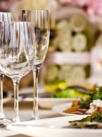 Hotellets restaurang är trivsamt inredd och inbjuder till en lugn och stillsam middag.