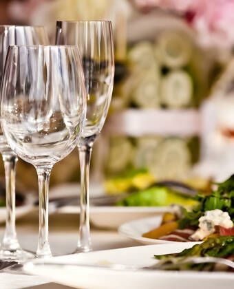Hotellets restaurang är trivsamt inredd och inbjuder till en lugn och stillsam middag.