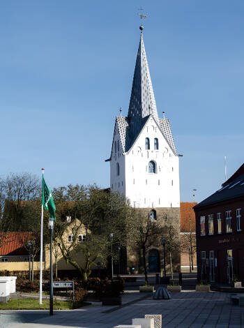 Hotellet ligger vackert till i Varde med kort avstånd från stadens charmiga centrum.