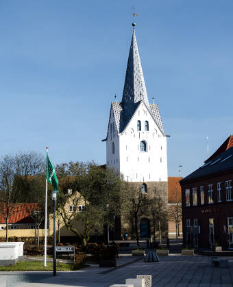 Hotellet ligger vackert till i Varde med kort avstånd från stadens charmiga centrum.