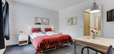 Machen Sie es sich in einem der einladenden Zimmer bequem. Es besteht auch die Möglichkeit, ein Zimmer mit Kochnische zu bekommen.