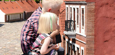 Mitten in Varde liegt der Arnbjergparken, in dem das älteste und originalgetreueste Miniaturdorf der Welt steht - Varde Miniby.