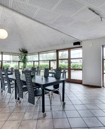 Das Hotel verfügt über ein eigenes Restaurant mit traditioneller dänischer Küche und saisonalen Produkten.