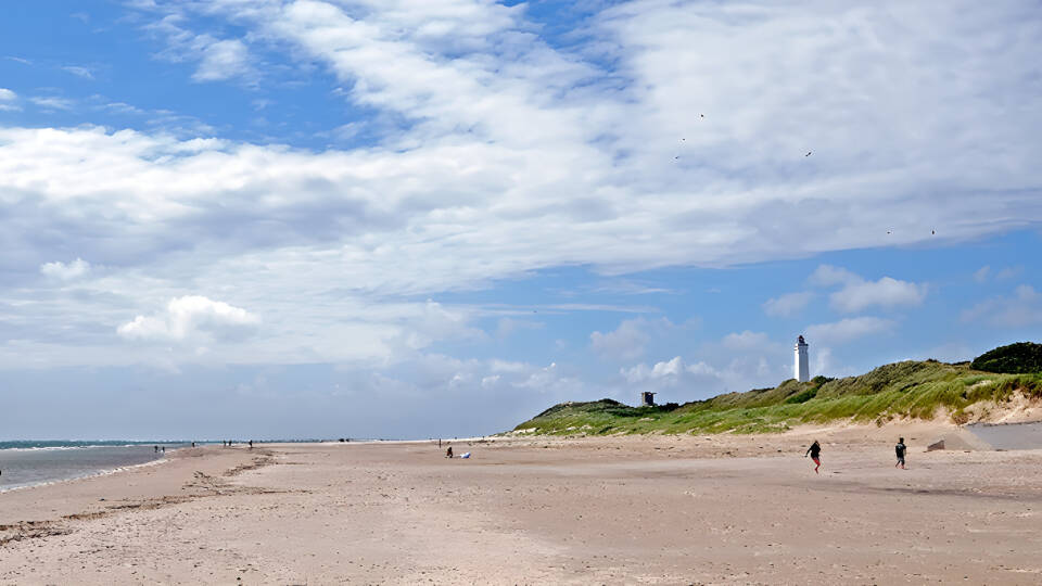 Machen Sie einen Ausflug an die Nordsee und sehen Sie den Blåvandshuk Leuchtturm, genießen Sie das Leben am Strand oder entdecken Sie die Dünen.