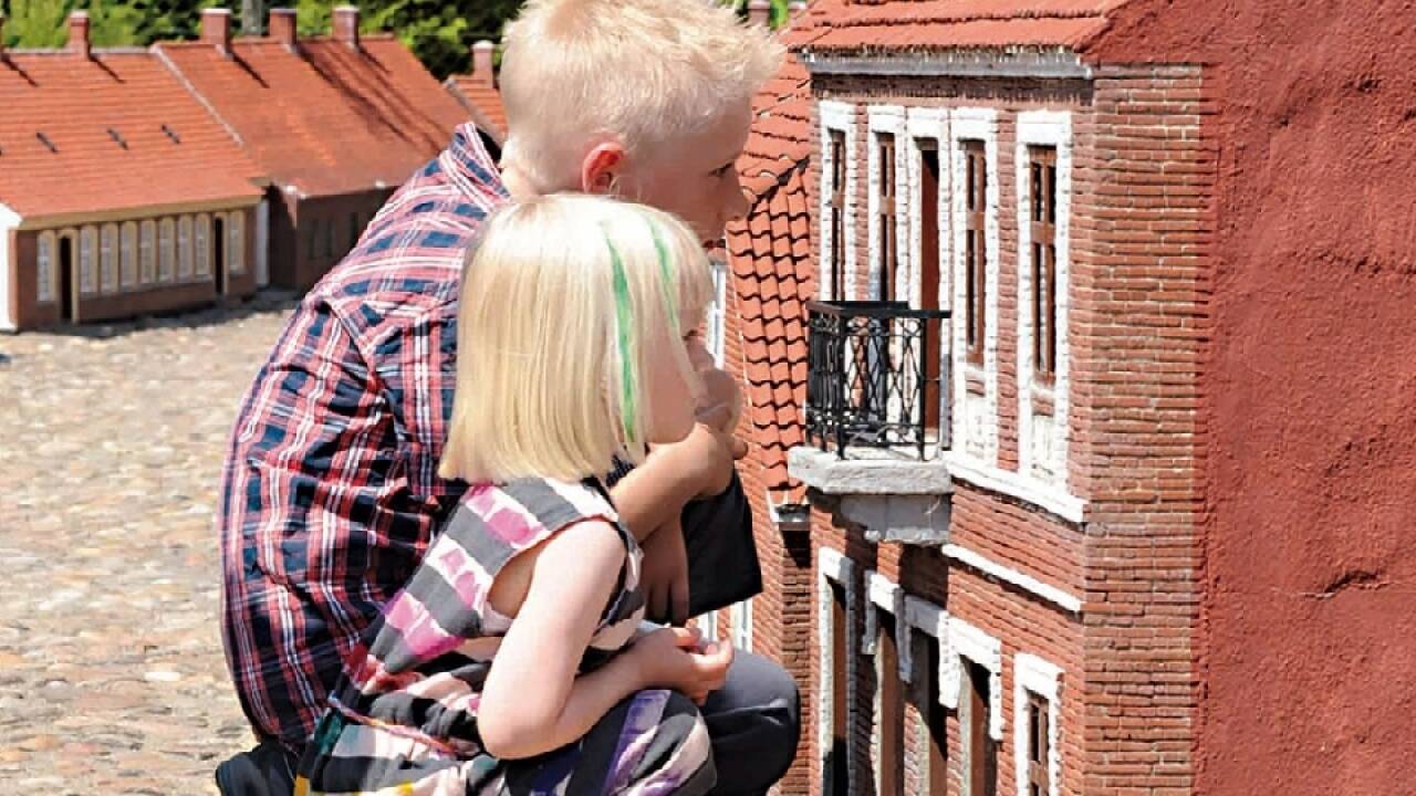 Midt i Varde finder I Arnbjergparken, som ligger grund til verdens ældste og mest nøjagtige miniatureby – Varde Miniby.
