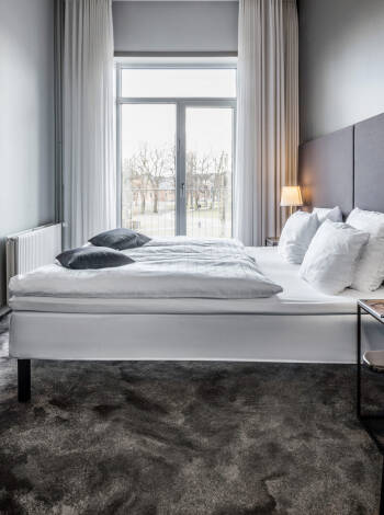 Boka ett av de moderna dubbelrummen på Scandic The Mayor Hotel.
