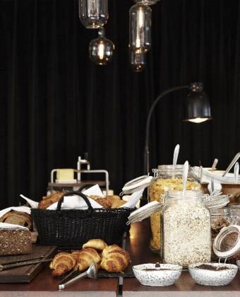 Start dagen med hjemmebagt brød, kaffe lavet på frisk ristede bønner samt hjemmelavet marmelade.