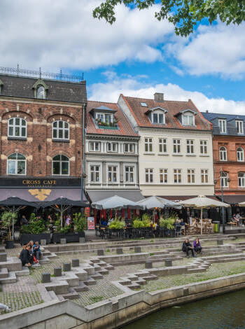 Århus är en livlig stad som bäst kan utforskas till fots eller med cykel (hyr en på hotellet).