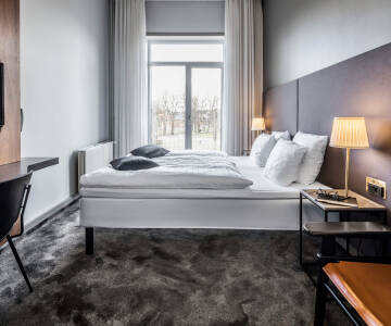 Buchen Sie eines der modernen Doppelzimmer im Scandic The Mayor Hotel.