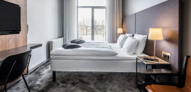 Buchen Sie eines der modernen Doppelzimmer im Scandic The Mayor Hotel.