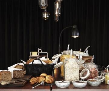 Beginnen Sie Ihren Tag mit einem köstlichen Frühstücksbuffet, zu dem hausgebackenes Brot, Kaffee aus frisch gerösteten Bohnen und hausgemachte Marmelade gehören.