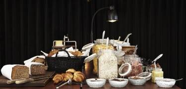 Starta dagen med en god frukostbuffé som bland annat bjuder på nybakat bröd och hemlagad marmelad.