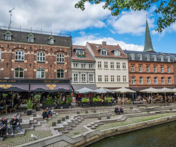 Århus är en livlig stad som bäst kan utforskas till fots eller med cykel (hyr en på hotellet).