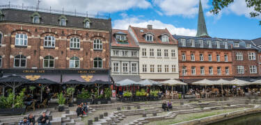 Aarhus ist eine lebendige Stadt, die sich am besten zu Fuß oder mit dem Fahrrad (im Hotel leihen) erkunden lässt.
