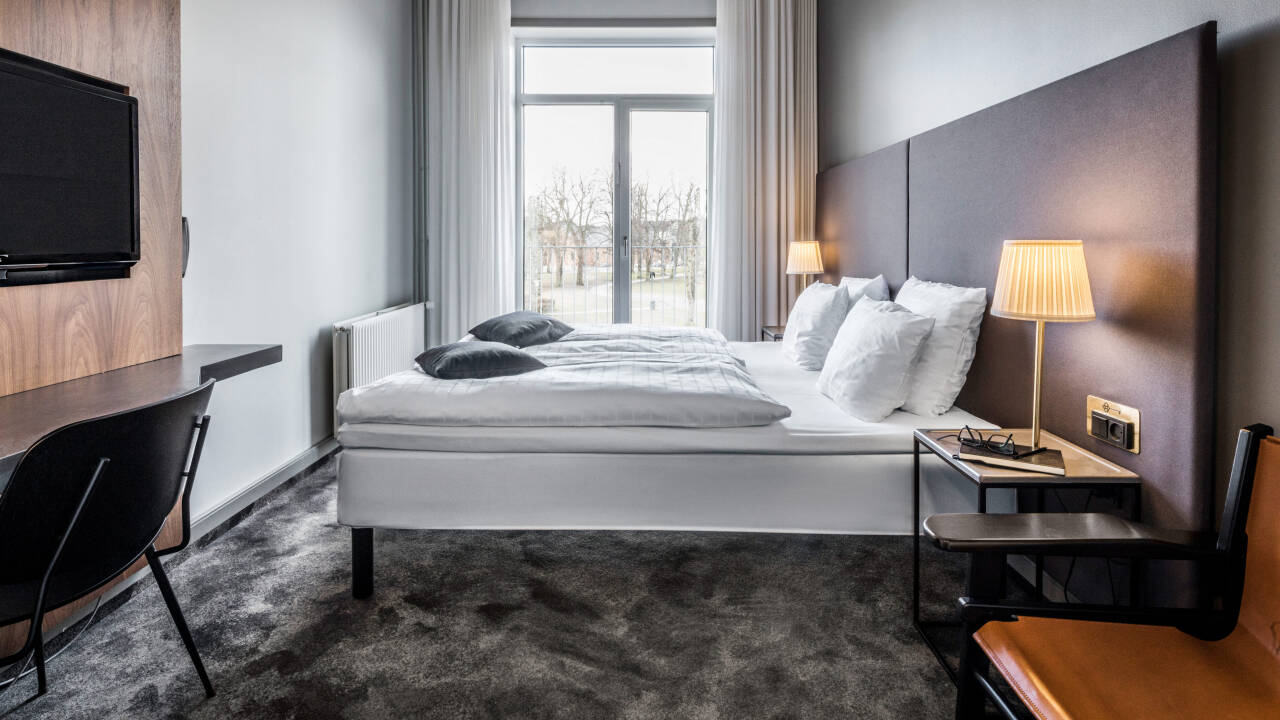Buchen Sie eines der modernen Doppelzimmer im Scandic The Mayor Hotel.