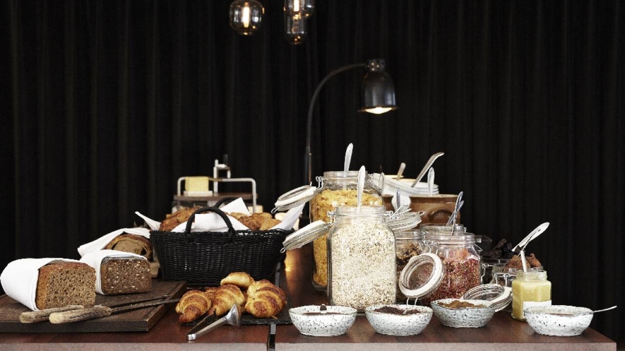 Starta dagen med en god frukostbuffé som bland annat bjuder på nybakat bröd och hemlagad marmelad.
