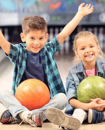 Hotel Søgården offers a stay with activities such as bowling, billiards and compact golf.