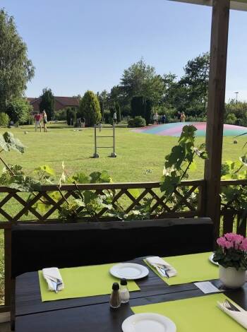 In dem großen, schönen, abgeschlossenen Garten finden Sie sowohl den Spielplatz, das Hüpfkissen, die 18-Loch-Compact-Golfbahn und die gemütliche überdachte Terrasse