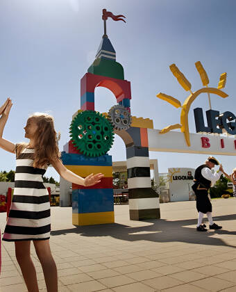 Hotellets placering giver jer gode muligheder for at overraske ungerne med en uforglemmelig tur i Legoland.