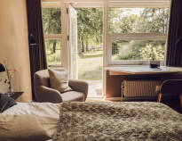 Schlafen Sie gut in den hellen, neu renovierten Zimmern, optional mit privater Terrasse.
