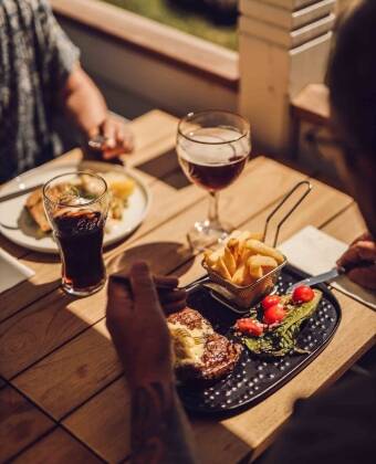 Restaurang GRO erbjuder utsökta rätter med fransk inspiration, tillagade av lokala, hållbara råvaror.