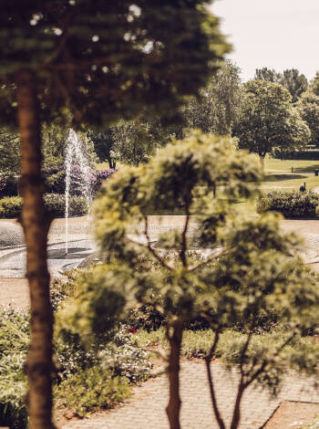 Alla rum har utsikt över Arnbjerg Parken.