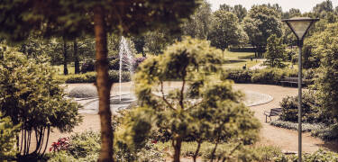 Alla rum har utsikt över Arnbjerg Parken.
