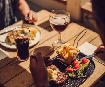Das Restaurant GRO bietet köstliche französisch inspirierte Gerichte, die mit lokalen, nachhaltigen Zutaten zubereitet werden.