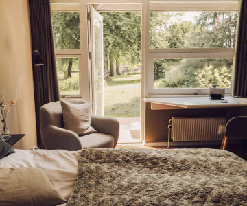 Sov godt i de lyse, nyoppussede rommene, med mulighet for egen terrasse.