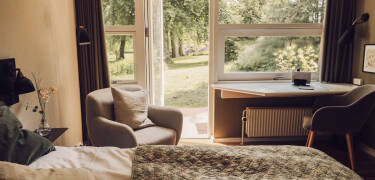 Sov gott i de ljusa, nyrenoverade rummen, med möjlighet till egen terrass.