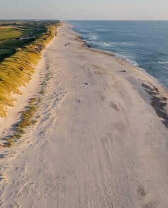 e Nordseeküste lockt mit weitläufigen Stränden, frischer Seeluft und wunderschönen Landschaften.