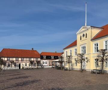 Besök närliggande Ringkøbing för shopping eller sightseeing.
