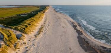e Nordseeküste lockt mit weitläufigen Stränden, frischer Seeluft und wunderschönen Landschaften.