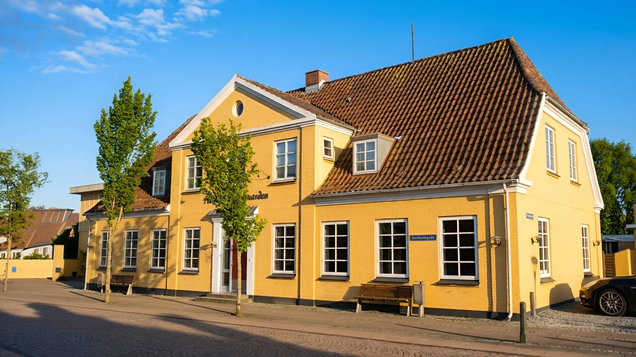 Book et ophold på Hotel Smedegaarden – et lille, familiedrevet hotel med personlig service og ægte vestjysk charme.