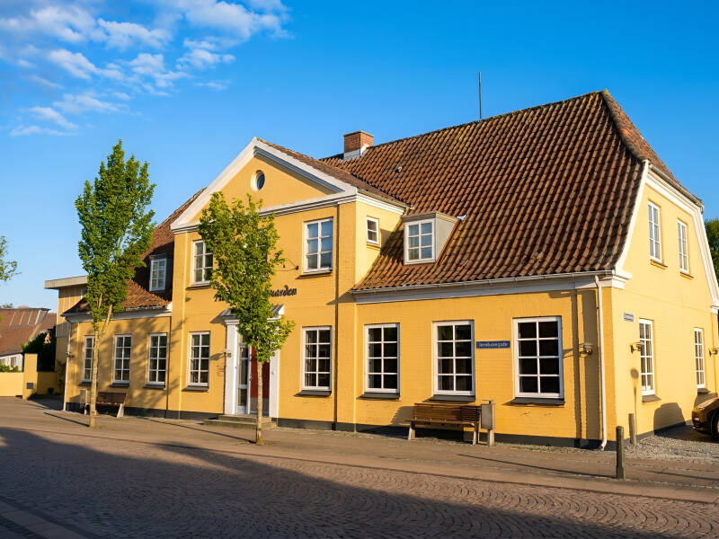 Boka en vistelse på Hotel Smedegaarden, ett litet familjeägt hotell med personlig service och genuin västjylländsk charm.