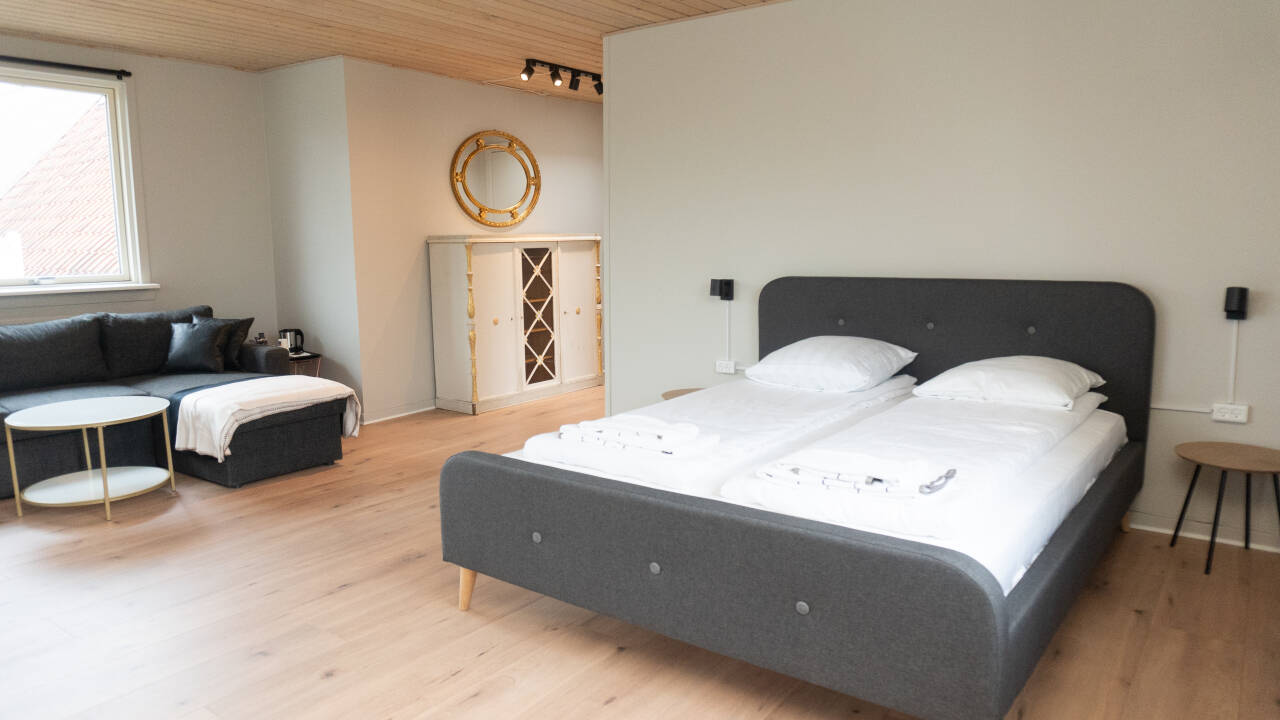 Hotellet har komfortable, hyggelige værelser med alt, du behøver for et afslappende ophold.