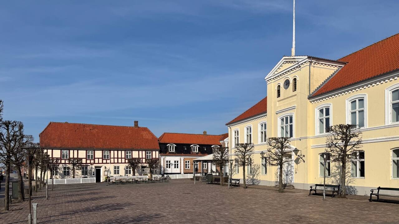 Besök närliggande Ringkøbing för shopping eller sightseeing.