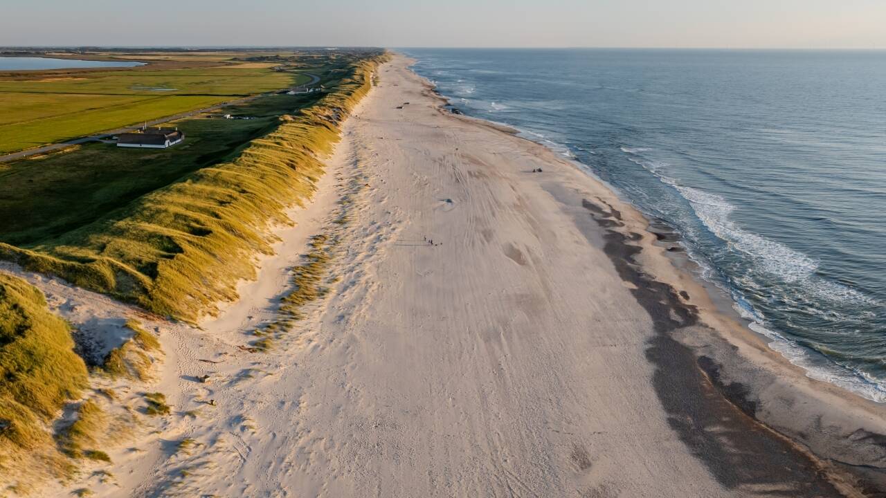 Vesterhavskysten byder på brede strande, frisk havluft og smukke landskaber.