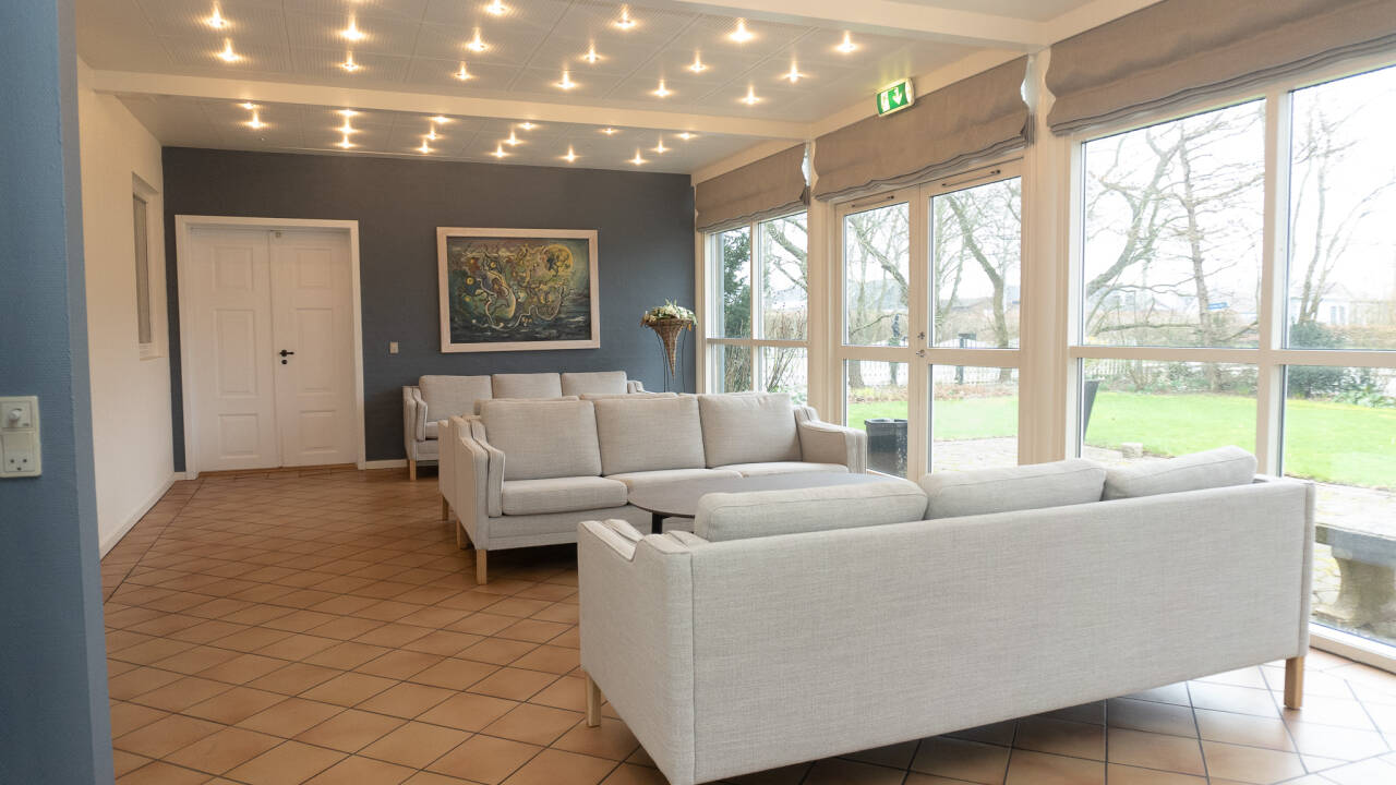 Du känner dig som hemma på Hotel Smedegaarden, där varm gästfrihet och lugn atmosfär möts.