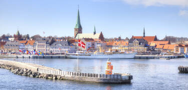 Die Lage bietet eine schnelle Anbindung an Helsingør und die vielen Sehenswürdigkeiten entlang der Nordküste Seelands.