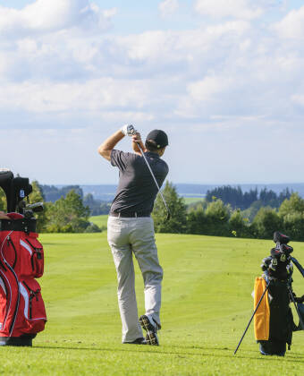 Golfentusiaster kan glede seg over en runde på Helsingør Golfklub, rett ved hotellet.