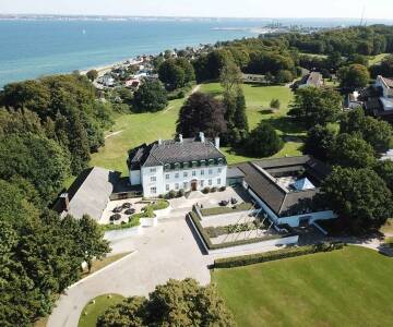 I rolige grønne omgivelser byder Konventum Hotel på smuk udsigt over Øresund.
