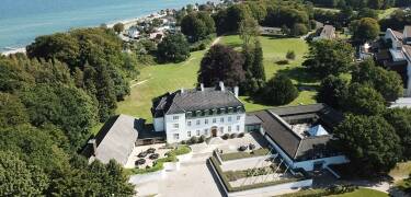 I rolige grønne omgivelser byder Konventum Hotel på smuk udsigt over Øresund.